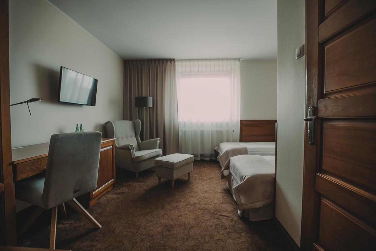 Hotel Restaurant Boss Miłosław Exteriör bild