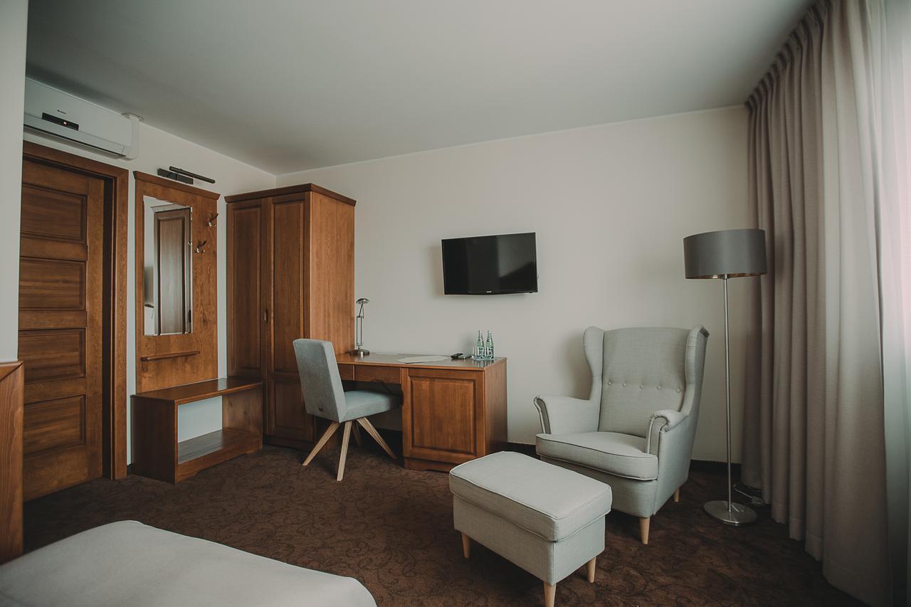 Hotel Restaurant Boss Miłosław Exteriör bild