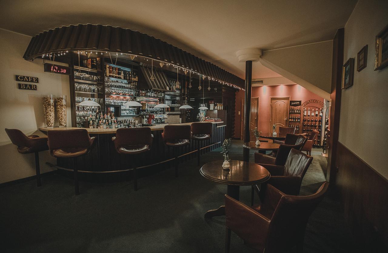 Hotel Restaurant Boss Miłosław Exteriör bild